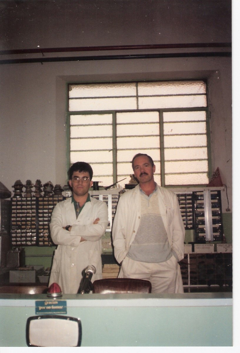 Con un profesor y un compañero durante mi etapa de Formación Profesional en Electrónica y Electricidad.
