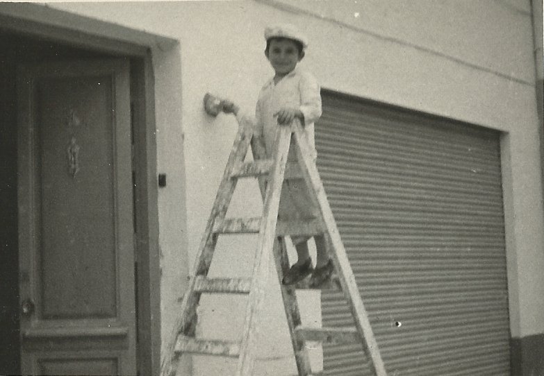 Ayudando en los trabajos de pintura de mi padre, de muy pequeño.